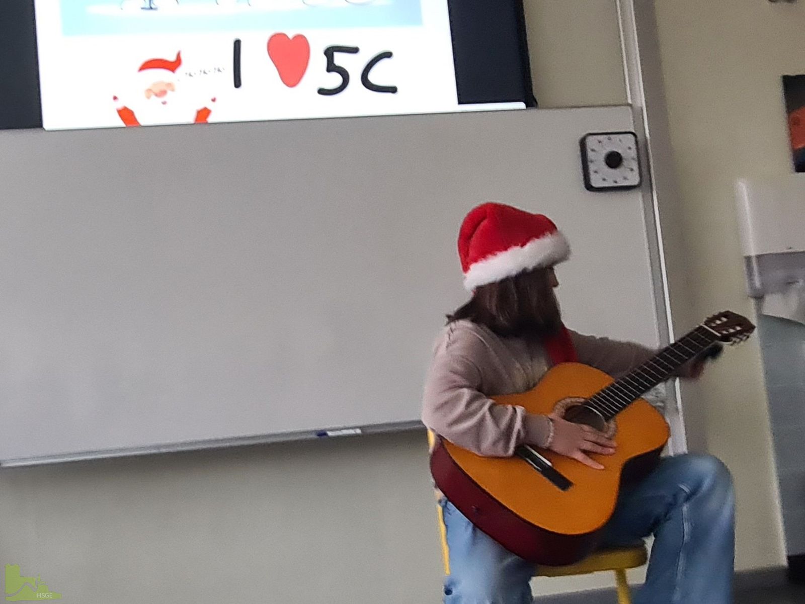 Ein festliches Weihnachtskonzert in der 5c: Talente, Zusammenhalt und weihnachtliche Stimmung